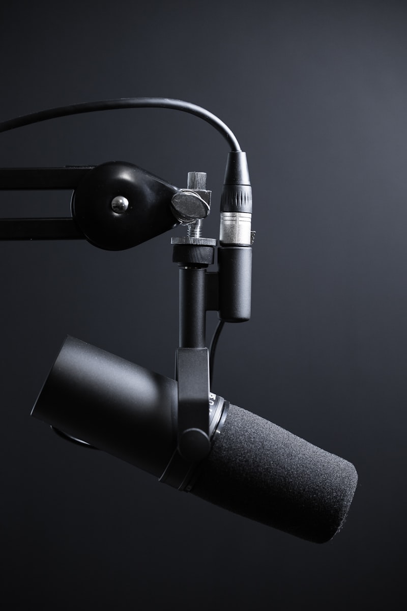 Presentatore davanti a microfono da podcast professionale